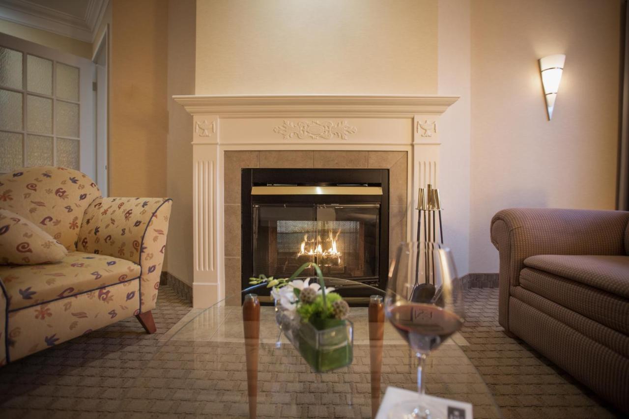 Hotel Le Bonne Entente Квебек Екстериор снимка A fireplace in a living room